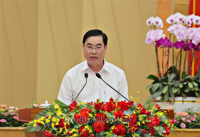 Phó Bí thư Thường trực Tỉnh ủy Lâm Đồng Trần Đình Văn báo cáo tại Hội nghị.