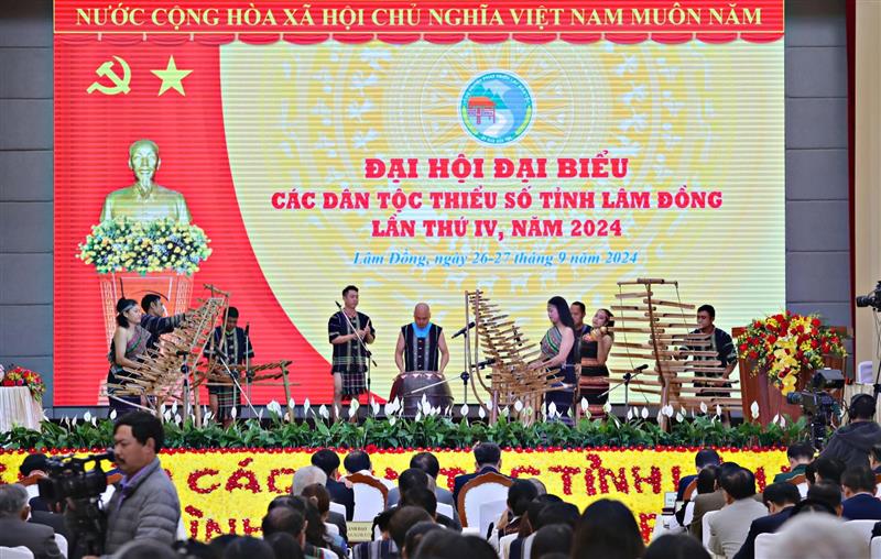 Văn nghệ chào mừng Đại hội.