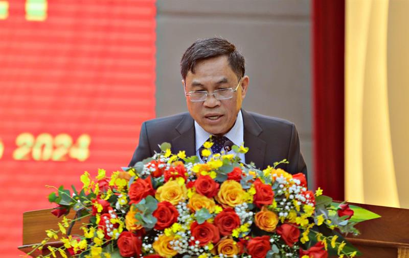 Đồng chí Võ Ngọc Hiệp - Phó Chủ tịch UBND tỉnh báo cáo tình hình thực hiện kế hoạch phát triển kinh tế - xã hội năm 2024 và nhiệm vụ phát triển kinh tế - xã hội năm 2025