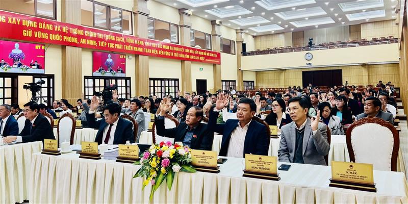 Đại biểu HĐND tỉnh khoá X biểu quyết thông qua các nghị quyết quan trọng tại kỳ họp.