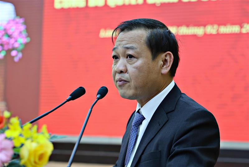 Đồng chí Trần Hồng Quyết - Bí thư Huyện uỷ Di Linh, đại diện các cán bộ vừa được Ban Thường vụ Tỉnh uỷ điều động, bổ nhiệm phát biểu nhận nhiệm vụ