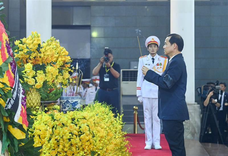 Đồng chí Nguyễn Thái Học - Quyền Bí thư Tỉnh ủy Lâm Đồng thắp hương viếng Tổng Bí thư Nguyễn Phú Trọng.
