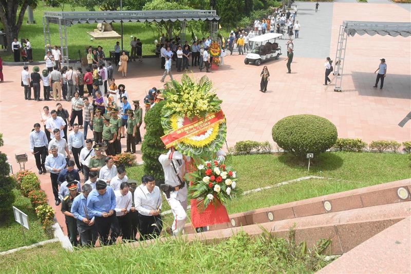 Các đại biểu dâng hoa tại Thành cổ Quảng Trị