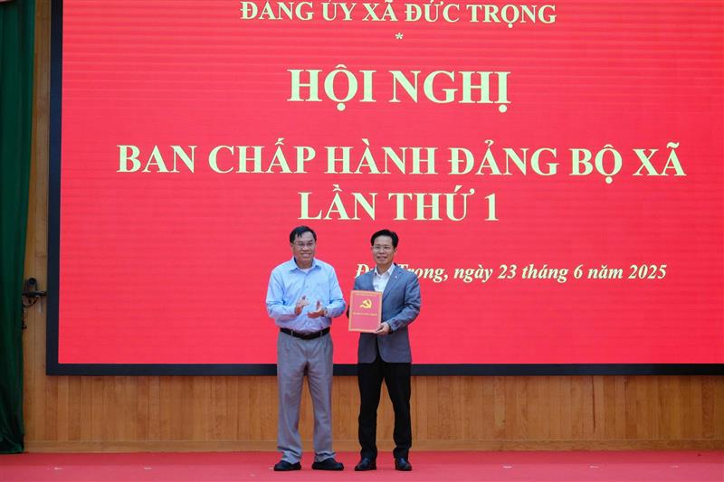 Đồng chí Trần Trung Hiếu - Bí thư Đảng ủy xã Đức Trọng nhận quyết định thành lập Đảng bộ xã Đức Trọng Khóa I, nhiệm kỳ 2025 - 2030