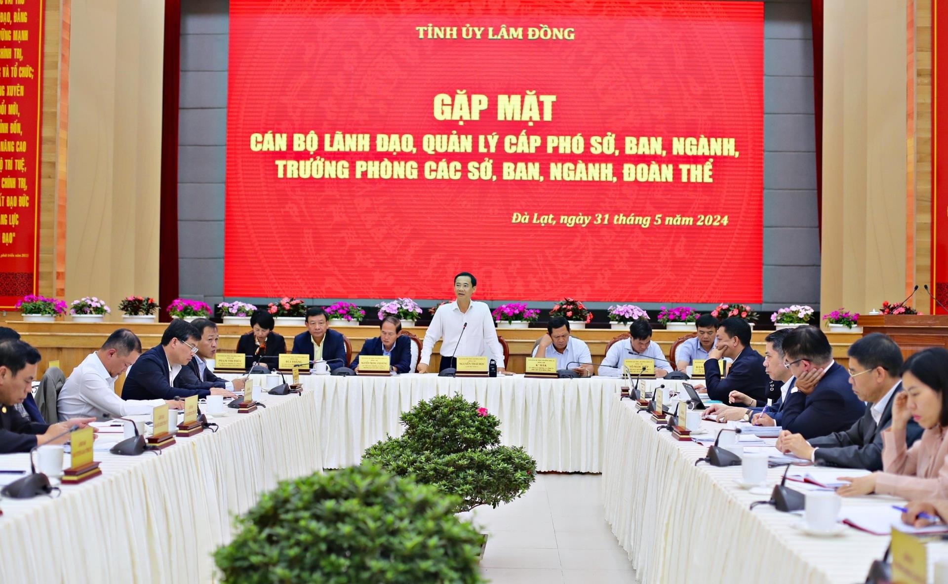 Đồng chí Nguyễn Đức Vũ - Phó Giám đốc Sở Nội vụ nêu ý kiến tại buổi gặp mặt.
