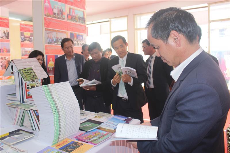Tham quan phần trưng bày Văn học nghệ thuật Lâm Đồng 50 năm sau ngày đất nước thống nhất