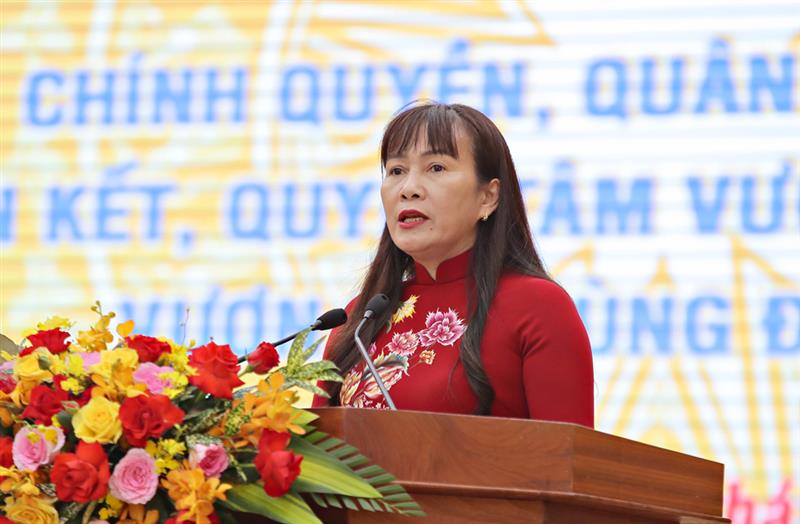 Đồng chí Phạm Thị Hồng Hải - Giám đốc Sở Giáo dục và Đào tạo tỉnh phát biểu hưởng ứng thi đua trong ngành giáo dục.