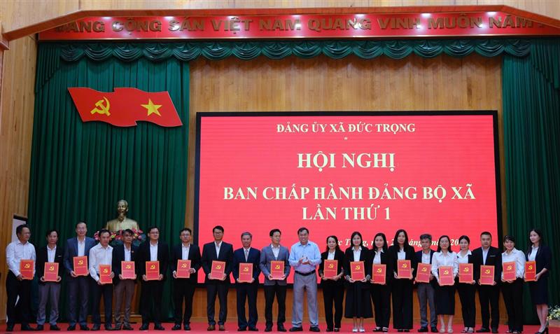 Đồng chí Võ Ngọc Hiệp - Ủy viên Ban Thường vụ Tỉnh ủy, Phó Chủ tịch UBND tỉnh trao quyết định chỉ định Ban Chấp hành, Ban Thường vụ, Bí thư, Phó Bí thư Đảng ủy xã Đức Trọng nhiệm kỳ 2025 - 2030