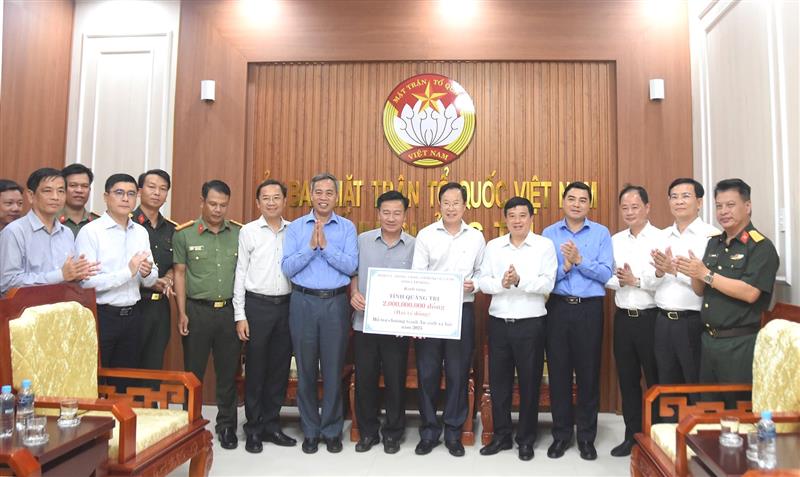 Lãnh đạo tỉnh Lâm Đồng trao biển tượng trưng kinh phí cho tỉnh Quảng Trị để chăm lo cho các gia đình chính sách, người yếu thế
