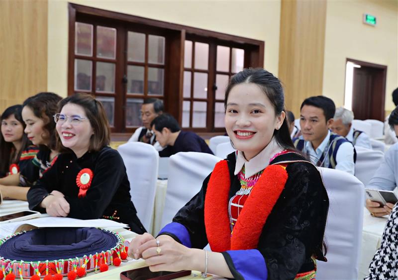 Đại biểu phấn khởi trong ngày Đại hội DTTS tỉnh.