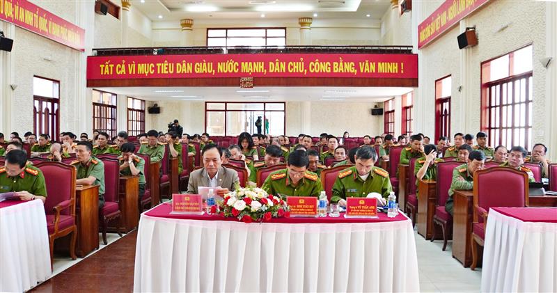 Các đại biểu tham dự buổi làm việc của Quyền Bí thư Tỉnh ủy.