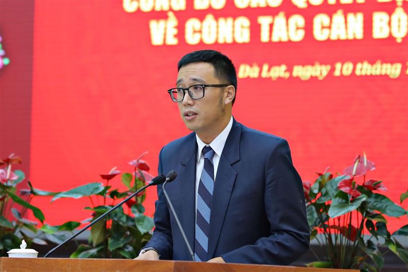 Đồng chí Nguyễn Trần Nhật Huy - Phó Giám đốc Sở Kế hoạch và Đầu tư đại diện các cán bộ được bổ nhiệm, điều động phát biểu nhận nhiệm vụ