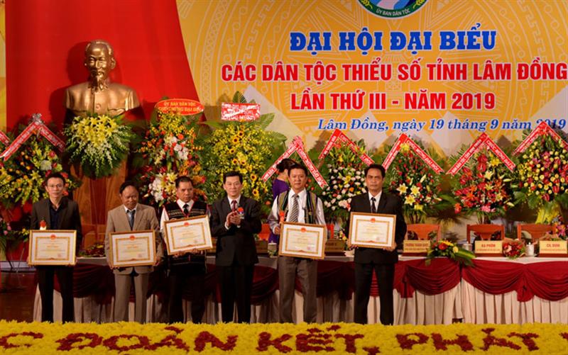 Tặng bằng khen của Bộ Trưởng, Chủ nhiệm Ủy ban Dân tộc cho các tập thể