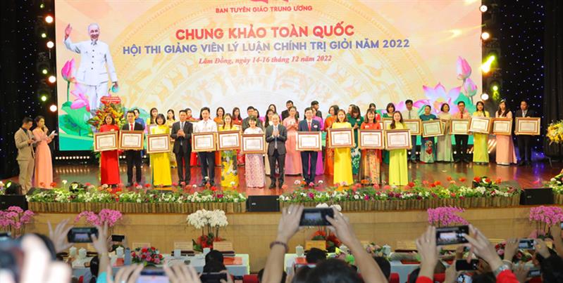 Ban tổ chức trao giải Ba cho 10 thí sinh tại chương trình bế mạc Chung khảo toàn quốc Hội thi Giảng viên lý luận chính trị giỏi năm 2022.