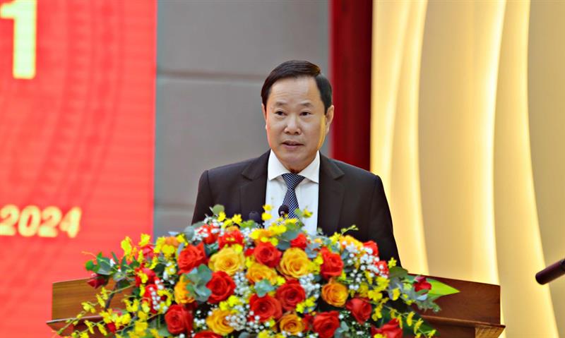 Đồng chí Phạm Triều - Chủ tịch Uỷ ban MTTQ Việt Nam tỉnh trình bày thông báo công tác Mặt trận tham gia xây dựng chính quyền năm 2024, nhiệm vụ công tác năm 2025