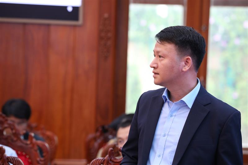 Đại diện Tập đoàn Phương Trang, đại diện liên danh đơn vị đề xuất đầu tư đoạn Bảo Lộc – Liên Khương nêu ý kiến tại buổi làm việc.