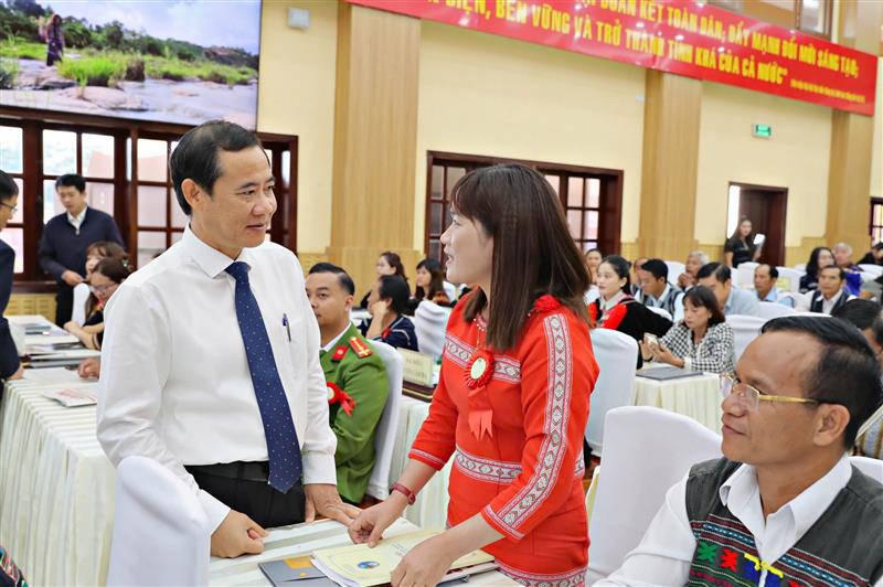 Quyền Bí thư Tỉnh ủy Nguyễn Thái Học thăm hỏi đại biểu tiêu biểu người đồng bào DTTS.