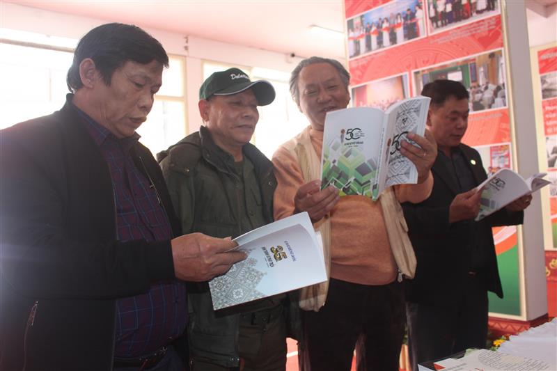 Các văn nghệ sĩ Lâm Đồng xem các ấn phẩm văn học