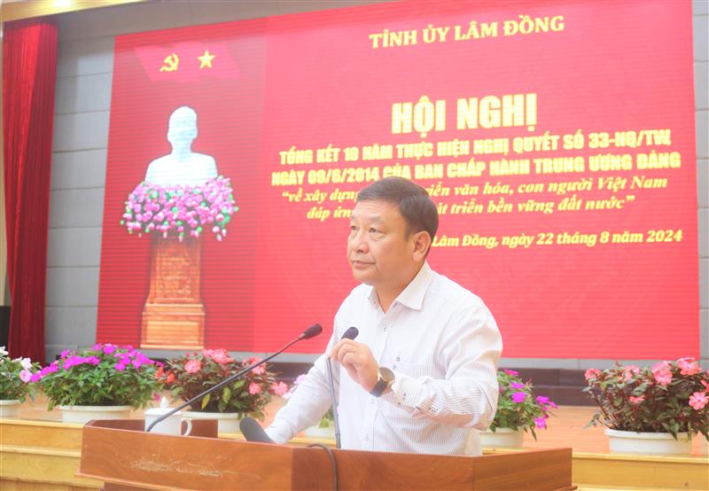 Đồng chí Bùi Thắng - Trưởng ban Tuyên giáo Tỉnh ủy báo cáo tổng kết 10 năm thực hiện Nghị quyết.