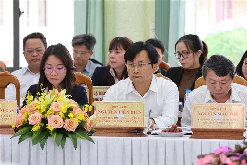 Đại diện các phòng, đơn vị của huyện Đức Trọng dự buổi làm việc
