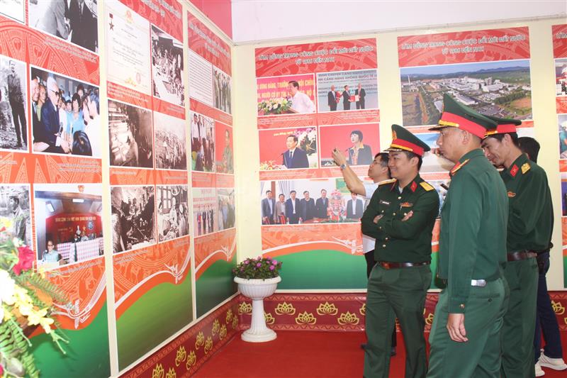Cán bộ, chiến sĩ lực lượng vũ trang tham quan triển lãm