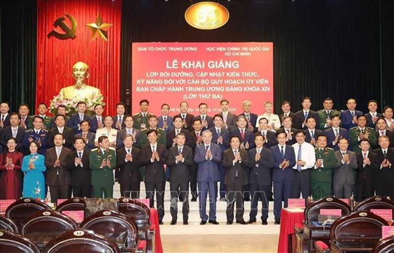 Tổng Bí thư, Chủ tịch nước Tô Lâm và các đại biểu cùng cán bộ, giảng viên, học viên lớp bồi dưỡng chụp ảnh chung. Ảnh: Trí Dũng/TTXVN