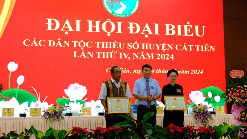 Đồng chí Bùi Thắng trao Bằng khen của UBND tỉnh cho các cá nhân.