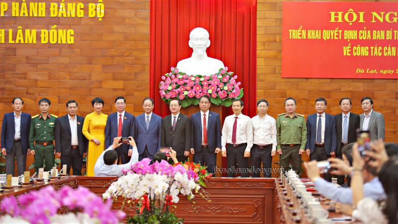 Lãnh đạo Ban Tổ chức Trung ương, Bộ khoa học và Công nghệ cùng Ban chấp hành Đảng bộ tỉnh Lâm Đồng chụp hình lưu niệm với tân Phó Bí thư Tỉnh uỷ Lâm Đồng Trần Hồng Thái.