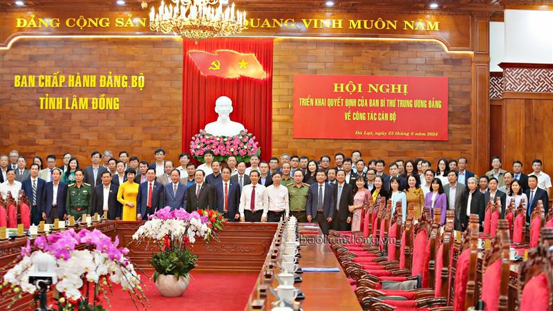 Các đại biểu dự hội nghị chụp hình lưu niệm với tân Phó Bí thư Tỉnh uỷ Lâm Đồng Trần Hồng Thái.