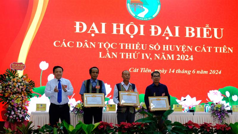 Trao khen thưởng của Ban Dân tộc tỉnh cho các cá nhân.