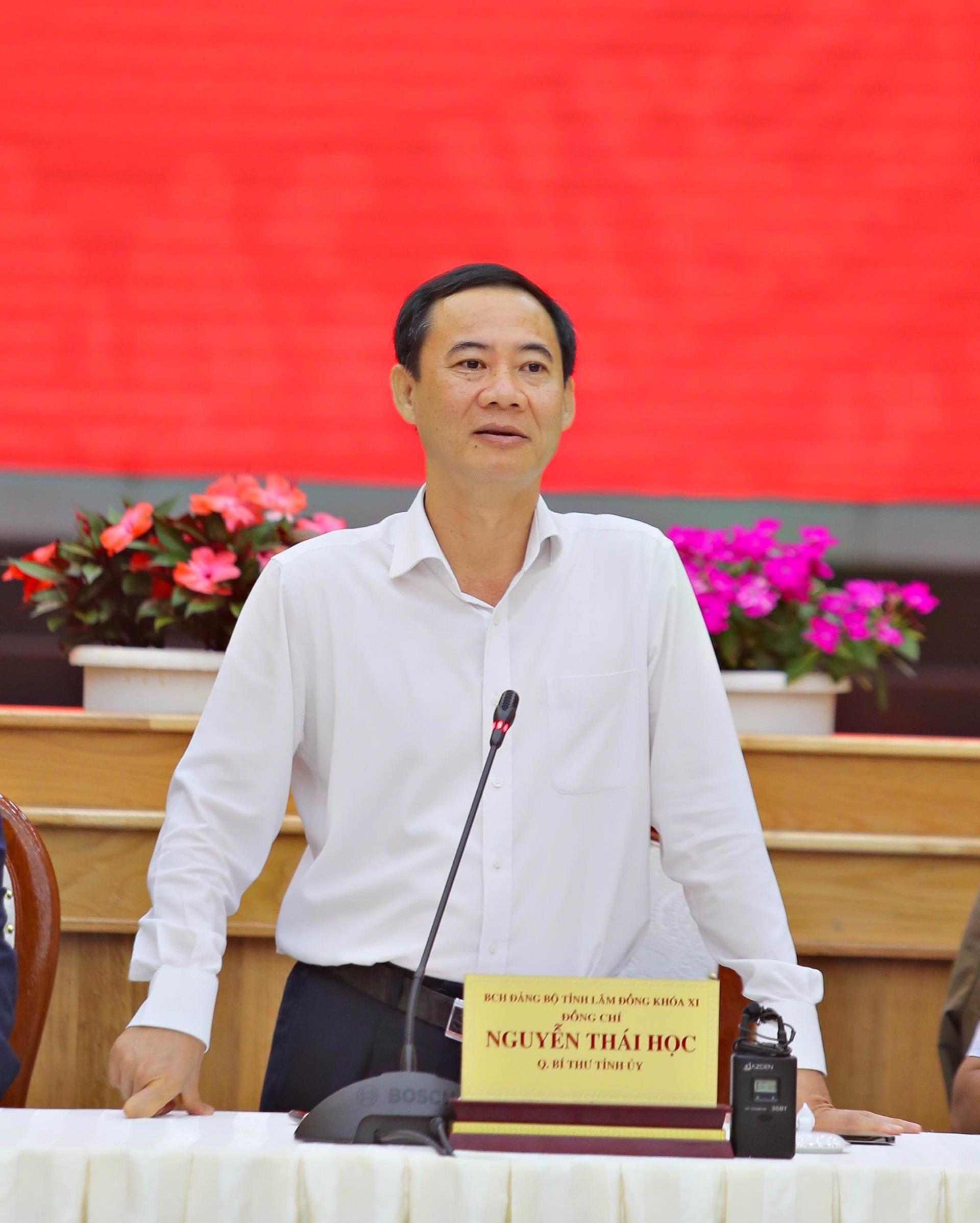 Đồng chí Nguyễn Thái Học - Quyền Bí thư Tỉnh ủy và các đồng chí ủy viên Ban Thường vụ Tỉnh ủy chủ trì buổi gặp mặt.