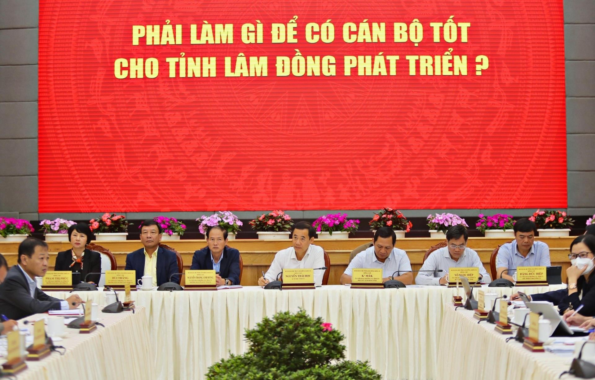 Đồng chí Võ Ngọc Hiệp - Ủy viên Ban Thường vụ Tỉnh ủy, Phó Chủ tịch UBND tỉnh làm rõ thêm một số vấn đề được các đại biểu đưa ra.