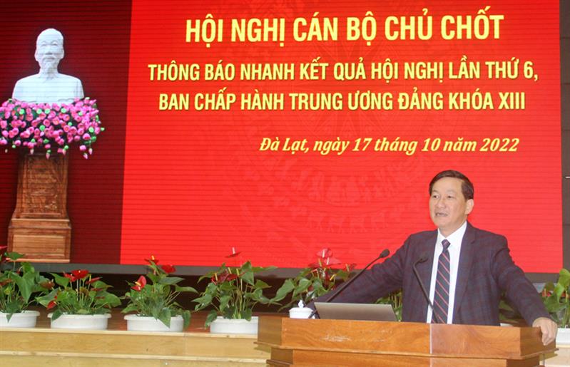 Bí thư Tỉnh ủy Trần Đức Quận thông báo nhanh kết quả Hội nghị lần thứ 6, Ban Chấp hành Trung ương Đảng khoá XIII đến các đại biểu