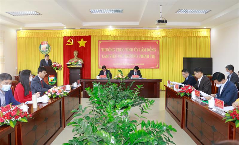 Các đại biểu tham dự buổi làm việc
