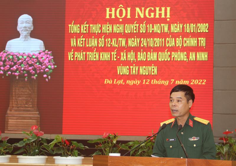 Các đại biểu trình bày tham luận tại hội nghị.