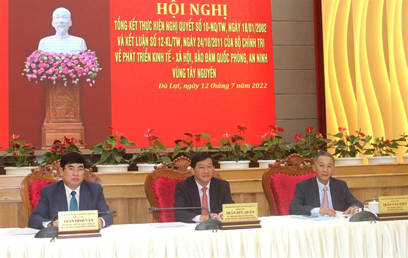 Các đồng chí chủ trì hội nghị.