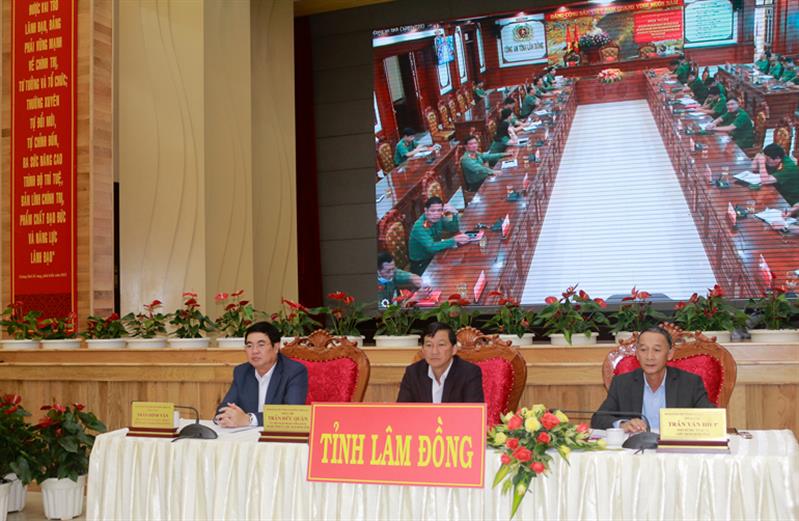 Các đồng chí chủ trì hội nghị tại điểm cầu hội trường Tỉnh ủy.