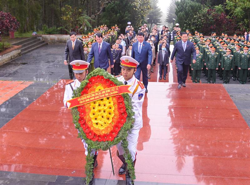 Đại biểu dâng hoa và thắp hương lên Đài tưởng niệm