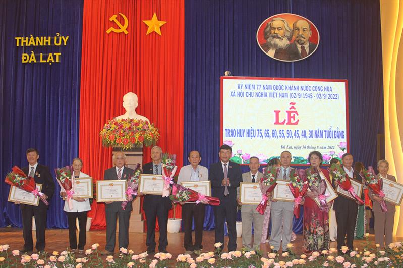 Đồng chí Bùi Thắng - Ủy viên Ban Thường vụ, Trưởng Ban Tuyên giáo Tỉnh ủy trao Huy hiệu 45 tuổi Đảng cho các đảng viên
