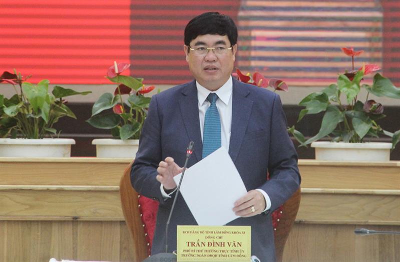 Đồng chí Trần Đình Văn - Phó Bí thư Thường trực Tỉnh ủy, Trưởng đoàn Đại biểu Quốc hội tỉnh phát biểu điều hành hội nghị.