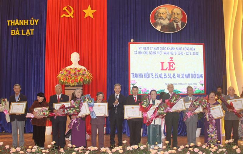 Đồng chí Trần Duy Hùng - Ủy viên Ban Thường vụ Tỉnh ủy, Bí thư Thành ủy, Chủ tịch HĐND thành phố Đà Lạt trao Huy hiệu 50 năm tuổi Đảng cho các đảng viên
