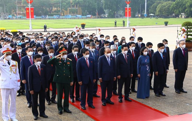 Chủ tịch nước Nguyễn Xuân Phúc, Thủ tướng Chính phủ Phạm Minh Chính, Chủ tịch Quốc hội Vương Đình Huệ cùng các đại biểu Quốc hội tưởng niệm Chủ tịch Hồ Chí Minh.