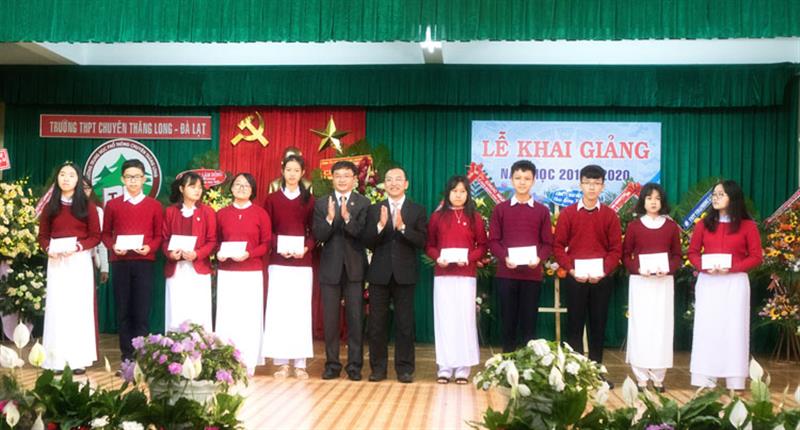 Lãnh đạo thành phố Đà Lạt và Sở Giáo dục và Đào tạo trao thưởng cho 10 học sinh đạt điểm cao nhất kỳ thi tuyển sinh vào lớp 10 trường chuyên. Ảnh: NGUYÊN THI