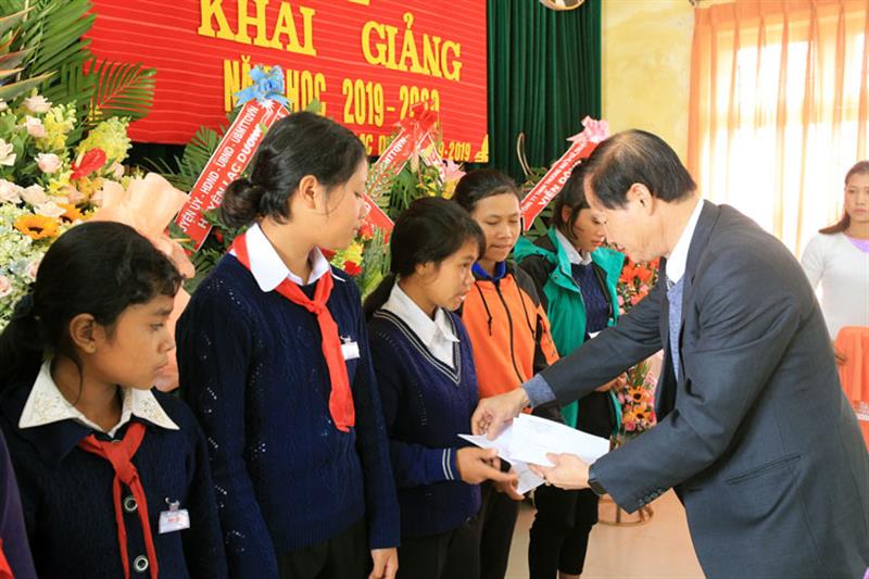 Đồng chí Nguyễn Trọng Ánh Đông trao học bổng cho học sinh nhà trường. Ảnh: VÕ TRANG