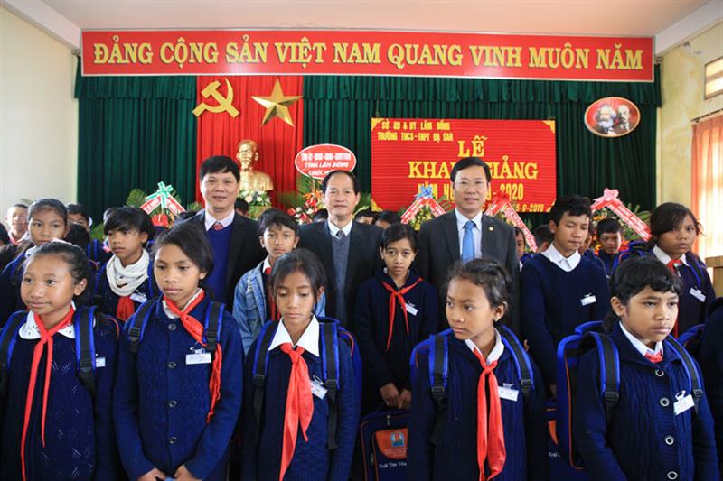 Đồng chí Nguyễn Trọng Ánh Đông cùng lãnh đạo huyện và đại diện Sở GD&ĐT tỉnh trao quà cho học sinh nhà trường. Ảnh: VÕ TRANG