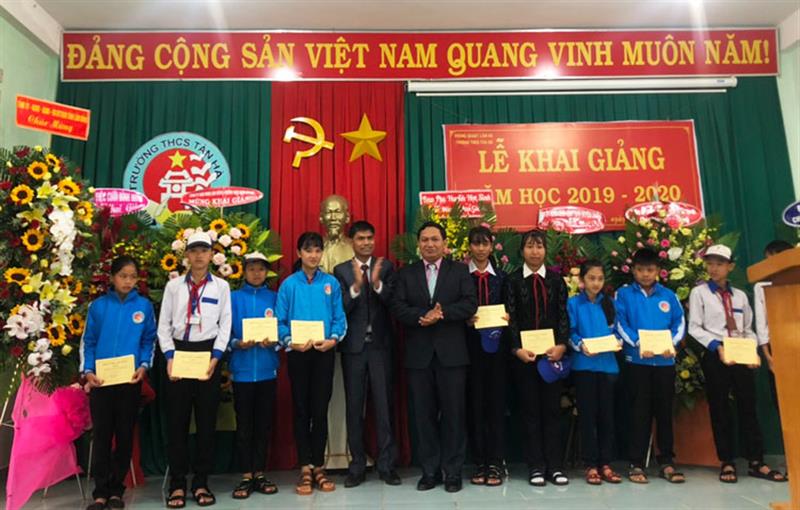 Phó Chủ tịch Thường trực HĐND tỉnh Lâm Đồng, đồng chí K Mák tặng quà cho học sinh nghèo vượt khó tại Trường THCS. Ảnh: DUY DANH