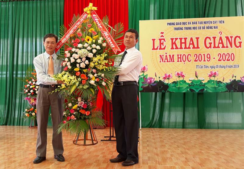 Trưởng Ban Tổ chức Tỉnh ủy Trần Duy Hùng tặng hoa chúc mừng Trường THCS Đồng Nai trong Lễ khai giảng. Ảnh: NGÂN HẬU