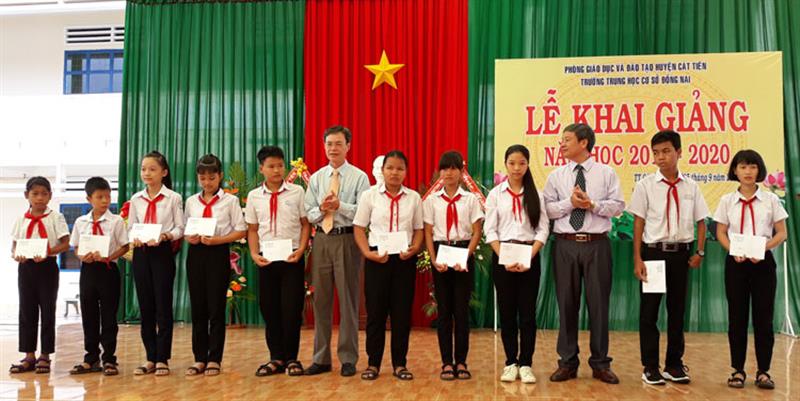 Trưởng Ban Tổ chức Tỉnh ủy Trần Duy Hùng và Bí thư Huyện ủy Cát Tiên Ngô Xuân Hiển trao tặng học bổng cho các em học sinh nghèo vượt khó. Ảnh: NGÂN HẬU
