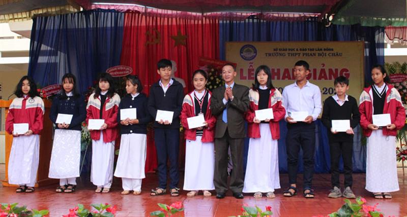 Trưởng Ban Tuyên giáo Tỉnh ủy Trần Văn Hiệp trao học bổng giúp học sinh nghèo. Ảnh: TRỊNH CHU