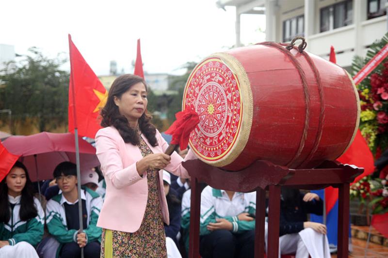 Đồng chí Nguyễn Thị Lệ đánh hồi trống khai trường tại Trường THPT Đơn Dương. Ảnh: VIỆT QUỲNH